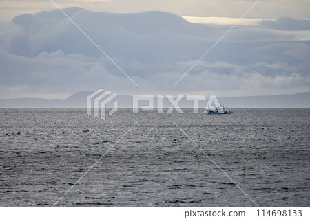 清晨，漁船在根室海峽捕魚，背景是國後島 114698133