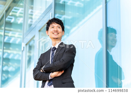 男性商人眺望遠方 114699838