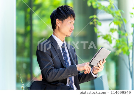 Male businessman using a tablet 114699849