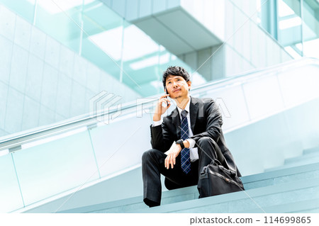 Male businessman talking on smartphone Male businessman talking on smartphone 114699865