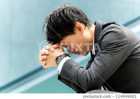 A male businessman thinking 114699881
