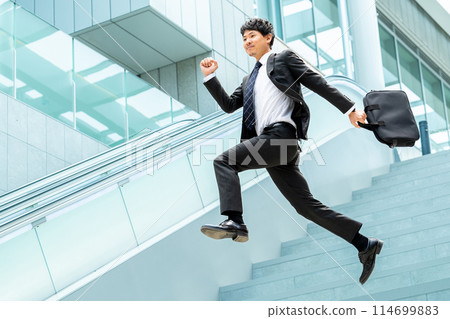 跑下樓梯的男性商人 114699883