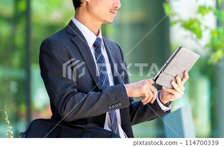 Male businessman using a tablet 114700339