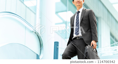 走在辦公區的男性商人 114700342