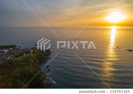 <Fukui Prefecture> Evening view of Tojinbo / Sunset over the Sea of Japan / Coast illuminated by the setting sun / Drone photography <Fukui Prefecture> Evening view of Tojinbo / Sunset over the Sea of Japan / Coast illuminated by the setting sun / Drone photography 114701165
