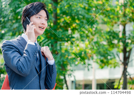 年輕商人用智慧型手機交談 114704498