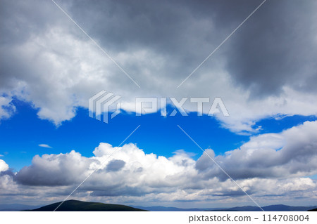 grey clouds on a blue sky. calm nature background. weather change before the rain 114708004