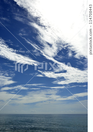 在海洋海和雲彩的雲彩 在海洋海和雲彩的雲彩 114708443