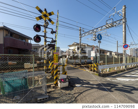 A small railroad crossing in an urban area 114709098