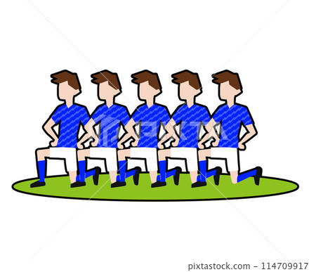 前排的足球員在賽前拍照留念，或在自由球時蹲下形成牆_日本足球 114709917