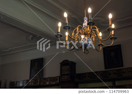Chandelier 114709963