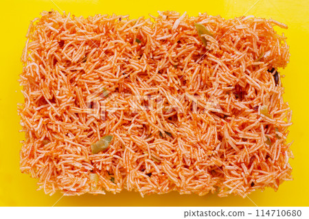Sweet and sour crispy noodles 114710680