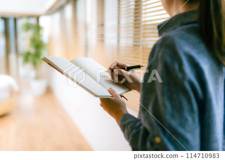有便箋簿的一名婦女 114710983