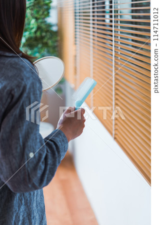 做頭髮護理的女性 114711012