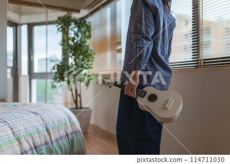 A woman with an ukulele 114711030