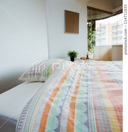 有著五顏六色的蒲團的臥室 114711035