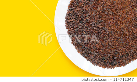 Black himalayan salt on white background. 114711347