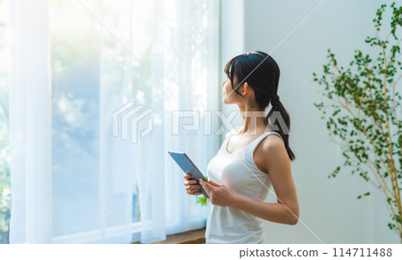 Morning sun through the window and a woman 114711488