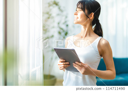 清晨的陽光與窗外的女人 114711490