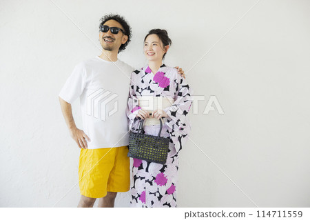 A woman in a yukata and a man wearing sunglasses 114711559