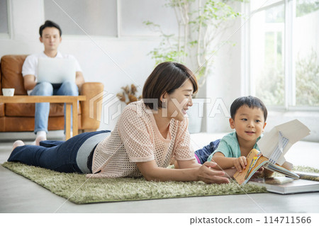 與父母和孩子一起閱讀客廳 114711566