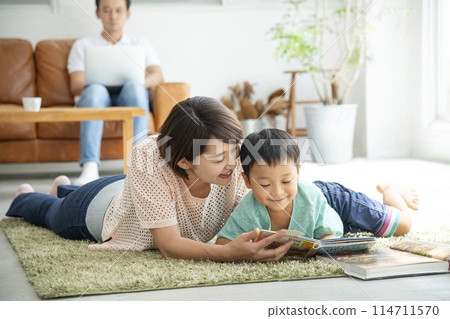 Reading with parents and children Living room Reading with parents and children Living room 114711570