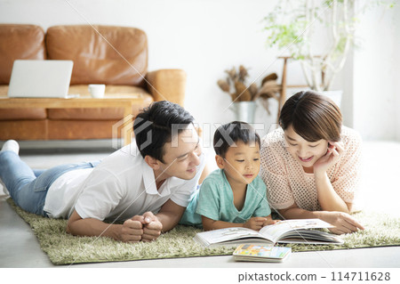與父母和孩子一起閱讀客廳 114711628