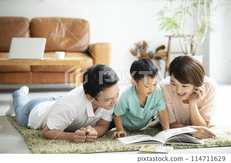 Reading with parents and children Living room 114711629