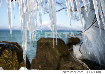 Spray ice on Lake Inawashiro in Fukushima Prefecture and Mount Bandai 114711803