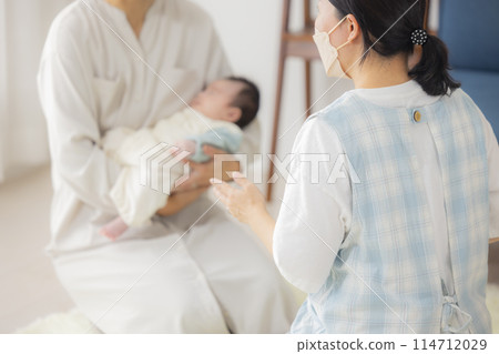 Baby and a home visit by a public health nurse 114712029