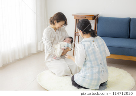 嬰兒與公共衛生護士之間的家訪 嬰兒與公共衛生護士之間的家訪 114712030