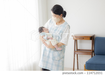 Baby and a home visit by a public health nurse Baby and a home visit by a public health nurse 114712031