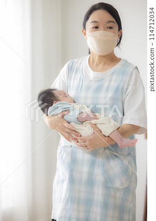 Baby and a home visit by a public health nurse 114712034