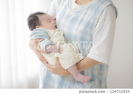 Baby and a home visit by a public health nurse 114712035