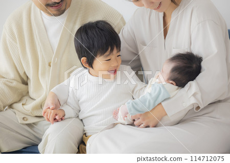 Babies and families 114712075