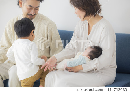 Babies and families 114712083