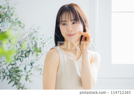 年輕女性的護髮形象 114712165
