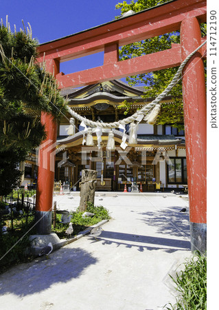 The approach to Kabushima Shrine and the torii gate (vertical) 114712190