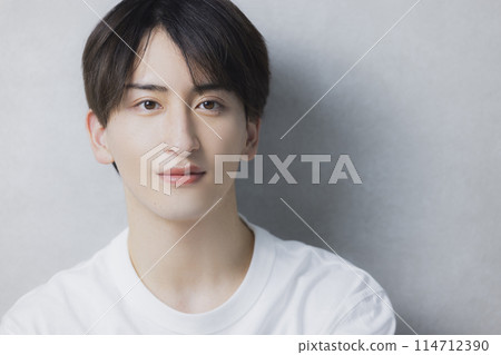 穿白T恤的男人 114712390