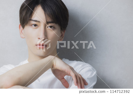 穿白T恤的男人 穿白T恤的男人 114712392