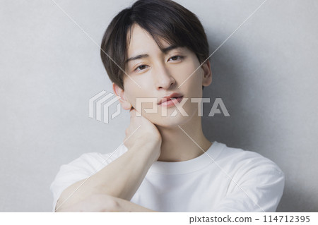 穿白T恤的男人 穿白T恤的男人 114712395