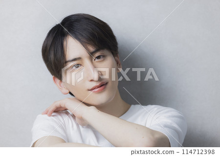 Man in white t-shirt 114712398