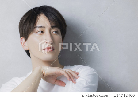 Man in white t-shirt 114712400
