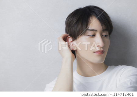 穿白T恤的男人 114712401