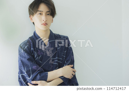 Young man in yukata 114712417