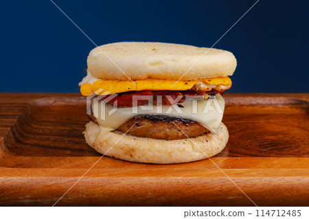 Sausage and egg muffin lunch 114712485