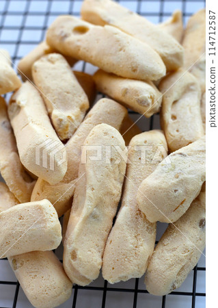 Light and crispy almond meringue cookies Light and crispy almond meringue cookies 114712587