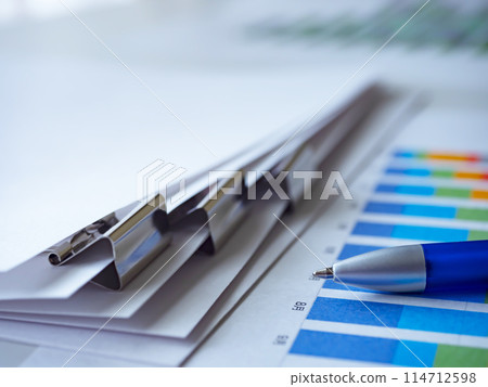 桌子上的圖表和文件 114712598