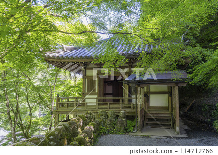 Fresh greenery in Kyoto - Jizo Hall at Otagi Nenbutsu Temple 114712766