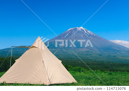 藍天、富士山和帳篷 114713076